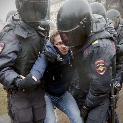 Polisen griper anti-Putindemonstranter i Sankt Petersburg.