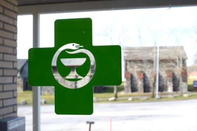 Ett fönster med apotekssymbolen