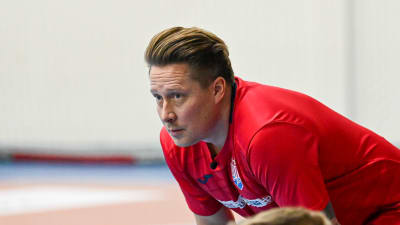 Andreas Rönnberg står framåtlutad.