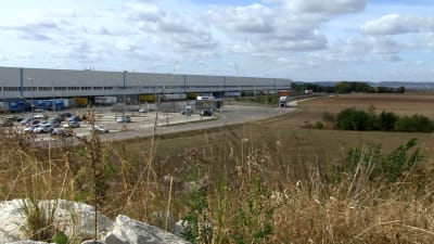 Industrihallar präglar landskapsbilden allt oftare. 