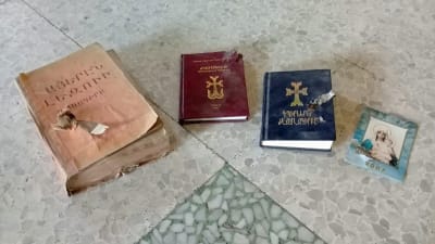 Kristna böcker genomskjutna av kulor i Raqqa.