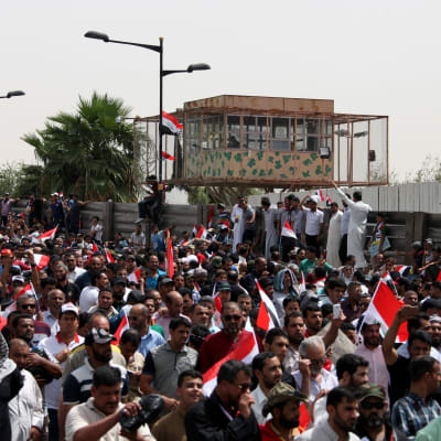Anhängare till al-Sadr demonstrerar utanför Gröna zonen 26.4.2016