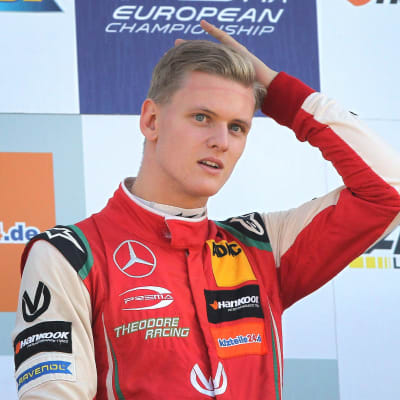 Mick Schumacher på prispallen i formel 3.