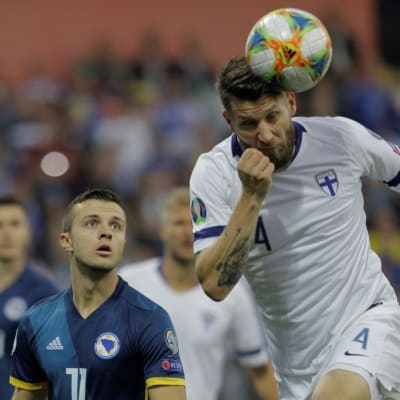 Joona Toivio puskee palloa Bosnia-Hertsegovina-ottelussa.