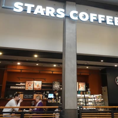 Människor besöker ett nyöppnat Stars Coffee, en rysk kedja som öppnat i ett före detta (amerikanskt) Starbucks-kafé i galleriet Mega i Moskva. 