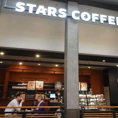 Människor besöker ett nyöppnat Stars Coffee, en rysk kedja som öppnat i ett före detta (amerikanskt) Starbucks-kafé i galleriet Mega i Moskva. 