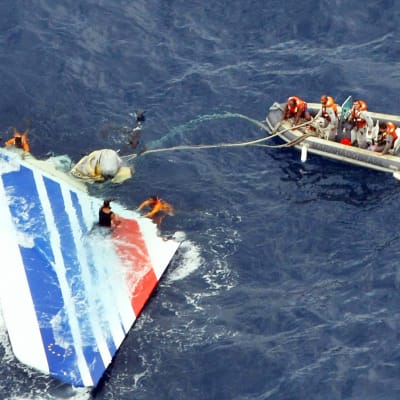 Flygplandelar plockas upp ur havet efter att ett Air France-plan störtat i Atlanten.