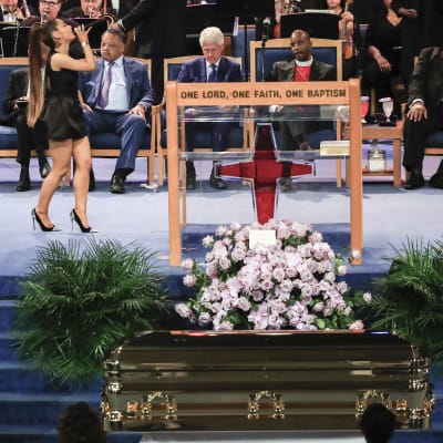 Nuori laulajatähti Ariana Grande esiintyi Aretha Franklinin hautajaisissa 31. elokuuta.