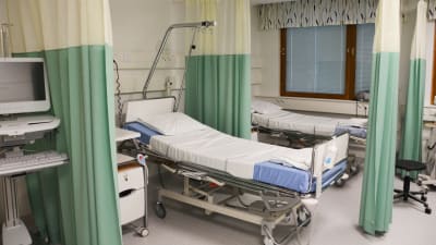 Ett rum med sjukhussäng på Borgå sjukhus.
