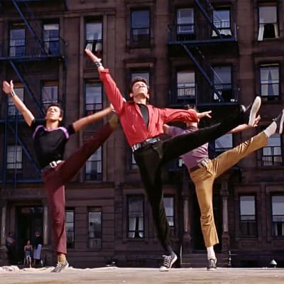 George Chakiris , Eliot Feld och Jay Norman dansar på gatan i filmen West Side Story 1961.
