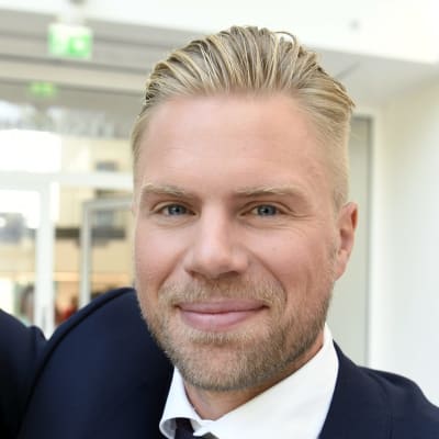 Sean Bergenheim tittar in i kameran.
