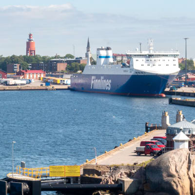 Hangö hamn. Sommar. Några blå-vita Finnlines båtar i hamn. Bilden är tagen från havet mot land. I bakgrunden kan man skymta Hangös vattentorn.