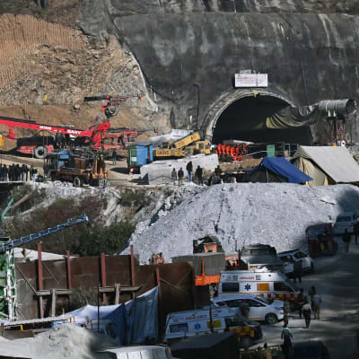 Pelastustöissä käytettävää kalustoa tunnelin suuaukolla.