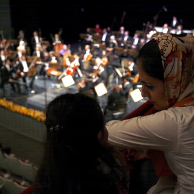 Symfoniorkester uppträder i Teheran.