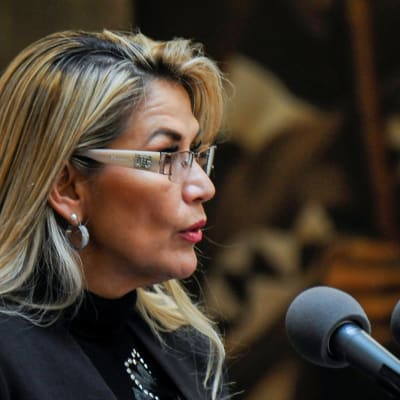 Bolivias tillfälliga president Jeanine Anez talar i mikrofon i presidentpalatset i huvudstaden La Paz.
