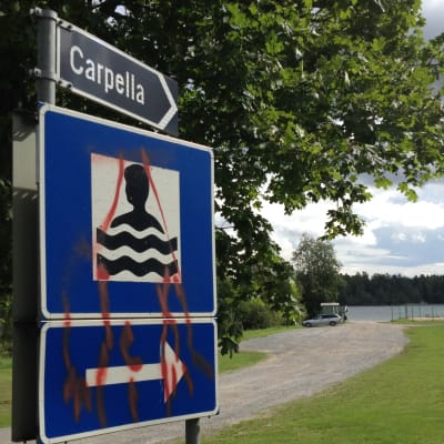 Vägskylt till badstrand, Karperö, Carpella
