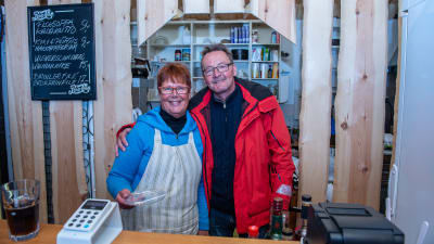 Ny värdinna på Backom café & pub i Hitis är Monica Lundén. Hennes sambo Tage Holmberg hör till hjälpkrafterna.