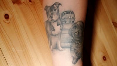 Tatuering som föreställer två hundar.