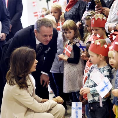 Kronprinsessan av Danmark Mary hälsar på barn tillsammans med Helsingfors borgmästare Jan Vapaavuori
