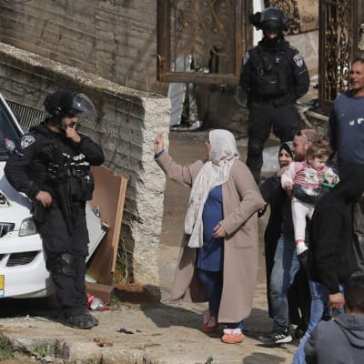 Palestinsk kvinna är upprörd över att israeliska myndigheter kommer att demolera ett hus. 