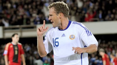 Jonatan Johansson firar mål i landslaget 2008.