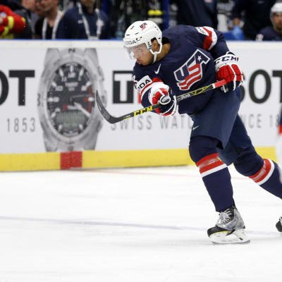 Seth Jones gör mål i ishockey-VM i Tjeckien 2015.