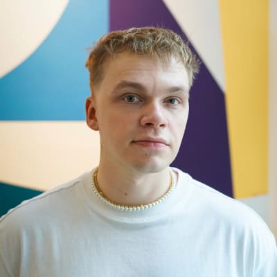 Tubettaja Ville Kauppinen katsoo kameraan.