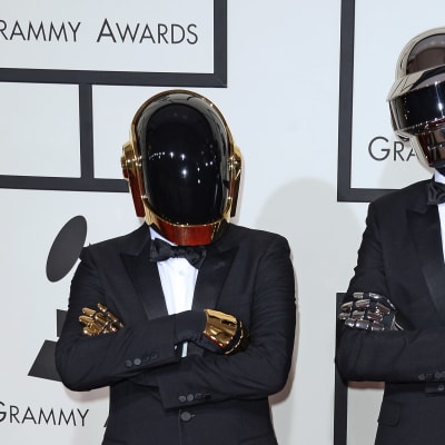 Duon Daft Punk i robothjälmar. 