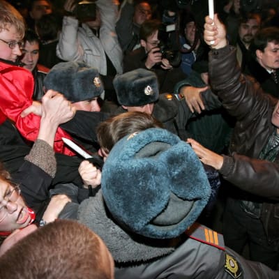 Ryska myndigheter har slagit hårt ner på spontana demonstrationer. Här kväser polisen en pro-kommunistisk protest i Moskva