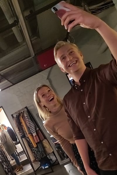 Janne Grönroos tar en selfie på sig och Sonja Kailassaari bakom kulisserna på Efter Nio.