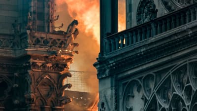 Notre-Dame brinner.