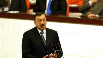 Azerbajdzjans president Ilhan Aliyev håller tal.