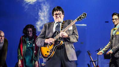 Ole Norrback (Håkan Omars) rockar loss i Folkets Dagblad på Wasa Teater
