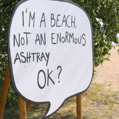 en stor skylt påminner om att stranden inte är en askkopp