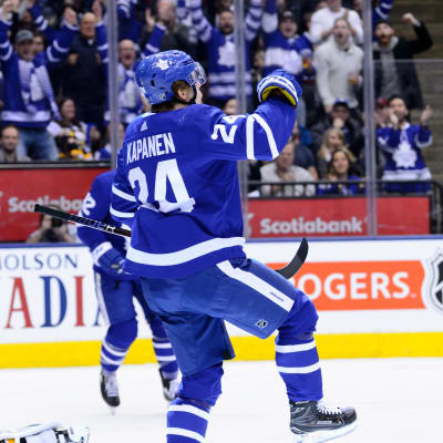 Kasperi Kapanen jublar efter fullträff.