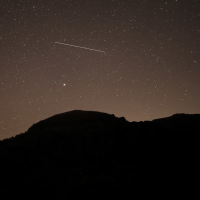 En meteor på en stjärnhimmel