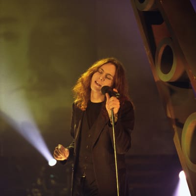 Laulaja Ville Valo esiintyy Laulava sydän -ohjelmassa 1999.