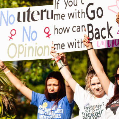 Fyra personer håller upp protestskyltar för aborträtten.