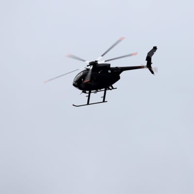 Musta MD-helikopteri ilmassa