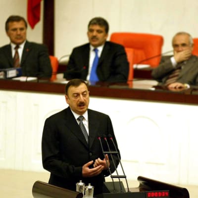 Azerbajdzjans president Ilhan Aliyev håller tal.