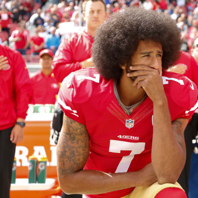 San Francisco 49ers -joukkueen pelaaja Colin Kaepernick protestoi mustiin kohdistuvaa poliisiväkivaltaa polvistumalla lokakuussa 2016 ottelua edeltävän kansallislaulun aikana.