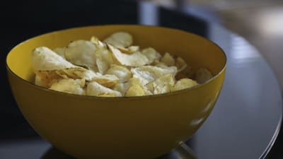 En gul skål fylld med med chips.