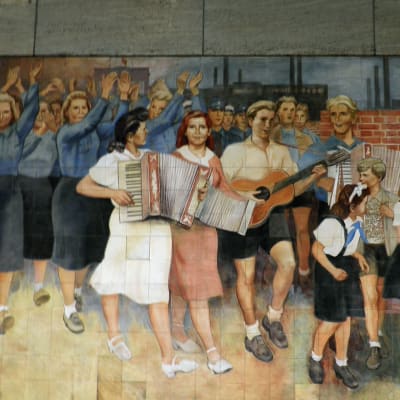 Sosialistista realismia edustava seinämaalaus Itä-Berliinistä