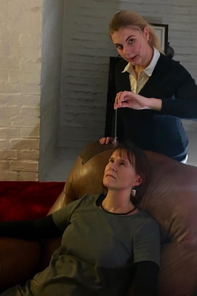 hypnotisören Michelle Ferm och redaktören Nilla Hansson