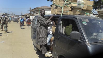 Nigerianer lämnar staden Mubi efter attacker i nordöstra Nigeria den 9 december 2014.