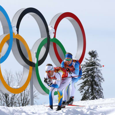 Emil Jönsson före Iivo Niskanen i lagsprinten vid OS 2014.