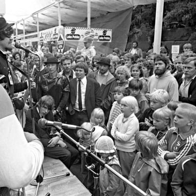 Pedro Hietanen ja M.A. Numminen esiintyvät Porin jazzkadulla.
