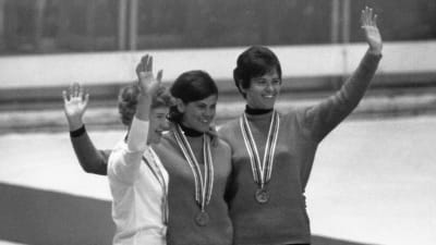 Kaija Mustonen (t.v.) tar silver på 3000 meter bakom Johanna Schut och Christina Kaiser, OS 1968.