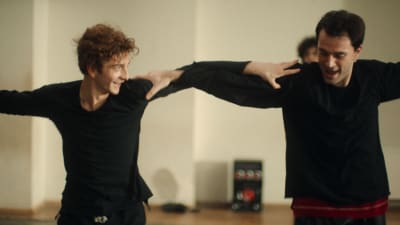 Merab (Levan Gelbakhiani) och Irakli (Bachi Valishvili) dansar tillsammans.