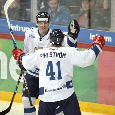 Miro Heiskanen och Antti Pihlström firar mål.